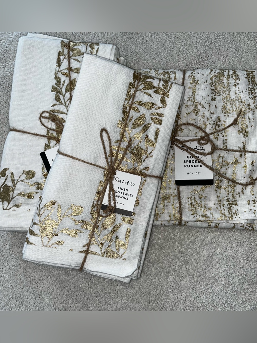 Sur La Table Gold Splatter Runner & Napkin Set (8).